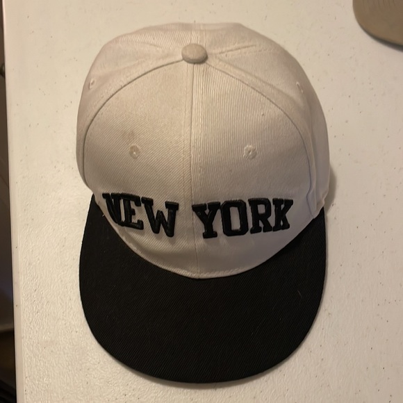 1 ball cap, two snap backs and one visor. - Picture 5 of 5